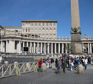 In einem der oberen Fenster ist das Papstbüro
