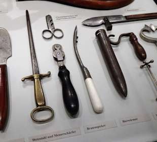Historische Metallkurzwaren im Stadtmuseum