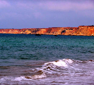 Blick auf die Klippen in Richtung Conil-Hafen