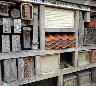 Nistwand für Insekten im Park der Gärten