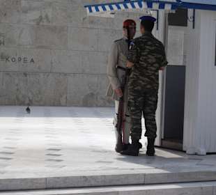 Wachwechsel vor dem Regierungsgebäude