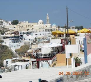 Santorini mit einer Blauen Kuppel.