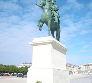 La statua all'ingresso