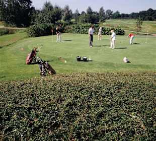Golfspielen in schöner Atmosphäre