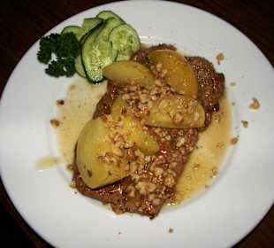 Мясо в яблочной карамели с орехами