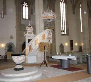 Taufstein und Kanzel