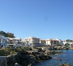 Blick auf Promenade Cala Ratjada Richtung Hafen