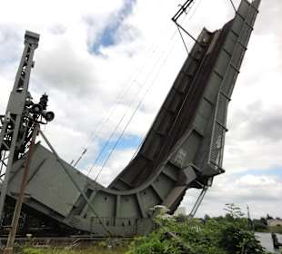 Öffnung der Rollklappbrücke