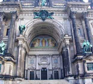 Berliner Dom Eingang gesamt