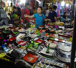 Auf dem Night Markt in Hanoi unterwegs
