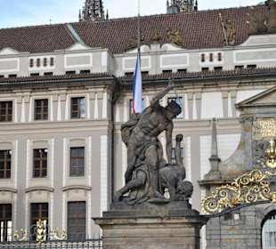 Rzeźby przed Pałacem Prezydenckim.