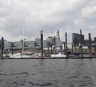 Blick auf Hafencity und Michel