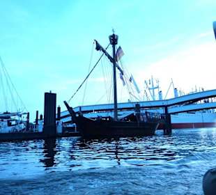 Altes Schiff an der Landungsbrücken