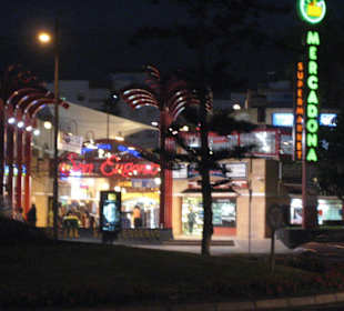 Eingang zum Shoppingcenter am Abend