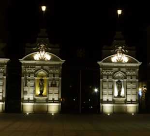 Haupteingang zur Universität Warschau bei Nacht