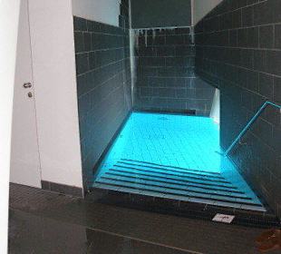 Einstieg zum Außenbecken