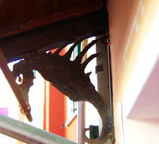 Unter einem Balkon aus Metall