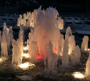 Wasserkaskaden mit Wasserspiele beim Fernsehturm