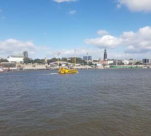Blick von der Barkasse auf die Landungsbrücken.