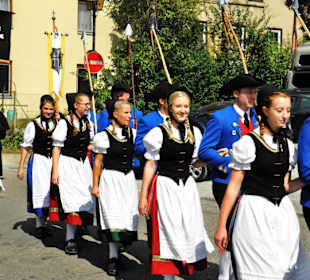 Hinten schliesst sich der Klerus an
