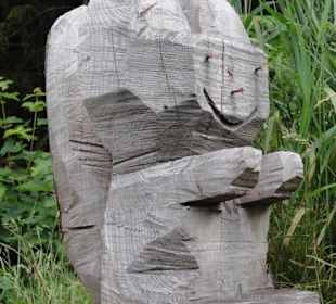 Holz-Eichhörnchen neben der Kapelle