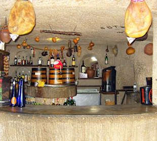 Im Eingangsbereich der Tresen mit Serranoschinken 