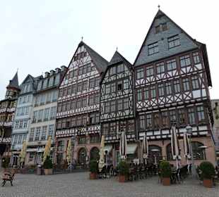 Historische Gebäude gegenüber Römer