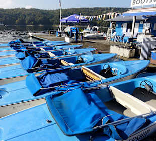 Boote an den Stegen von Edership