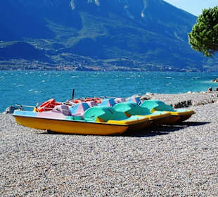 Tretbootvermietung am Strand von Limone