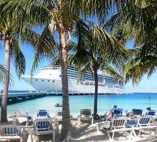 Blick vom Strand auf das Schiff