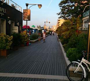 Strandpromenade mit Restaurants