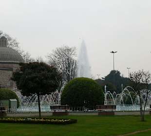 Wasserspiele in Front der Moschee