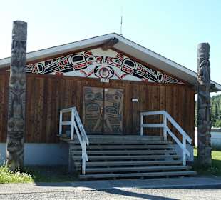 Langhaus mit Totempfählen
