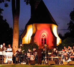 Band vor der Kapelle