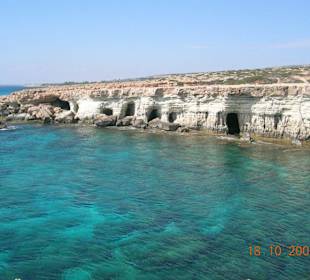 Höhle auf dem Weg zum Cap Greko