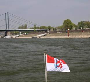 Auf dem Rhein stromabwärts