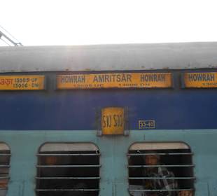 Mein Zug in den Nordwesten im Bahnhof Varanasi JN