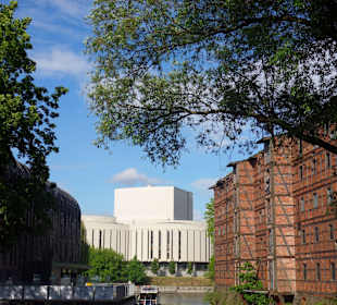 Widok na nowy budynek Opery