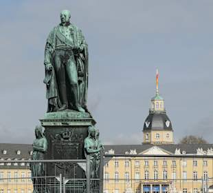 Karl-Friedrich-Denkmal vor dem Karlsruher Schloss