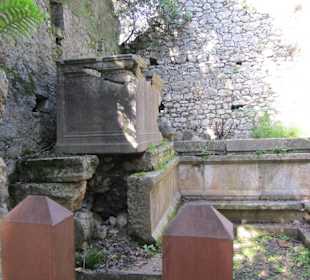 Grabmal mit Sarkophag