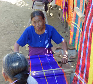 Die Chinfrauen verkaufen gewebte Schals