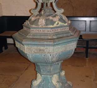 Das Taufbecken der Kirche St. Johannis