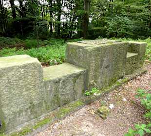 Steinquader zur Erinnerung an die Villa 