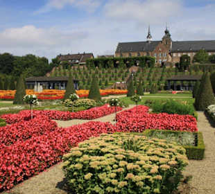 Klostergarten, wunderschöne Blumenbeete 
