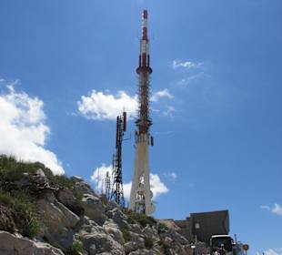 Mast auf dem Gipfel