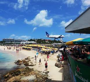 Flugzeug über dem Strand