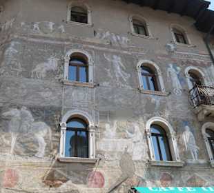 Blick zur Casa Cazuffi und Casa Rella am Domplatz