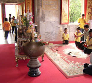 Wat Chalong - Schulkinder bei Ritual