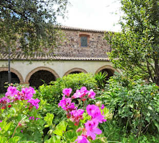 Garten und Säulenhalle der Kirche