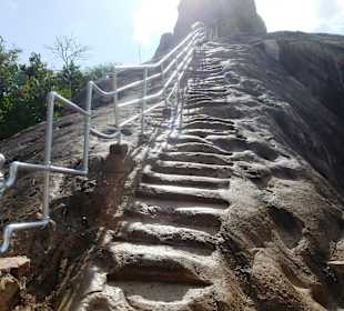 Treppen hinauf zum Hügel